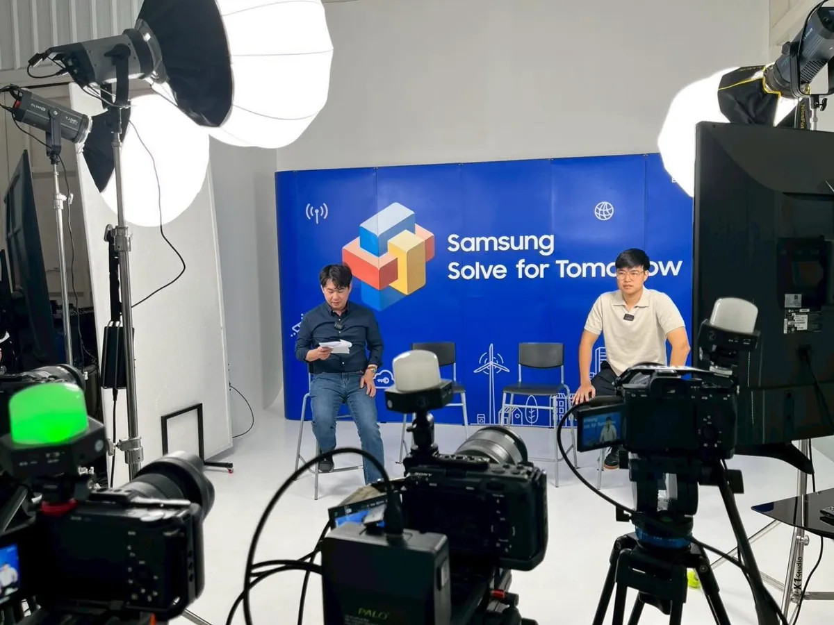 ฉากถ่ายทอดสดงาน Samsung Solve for Tomorrow พร้อมไฟและกล้องหลายตัวในสตูดิโอ