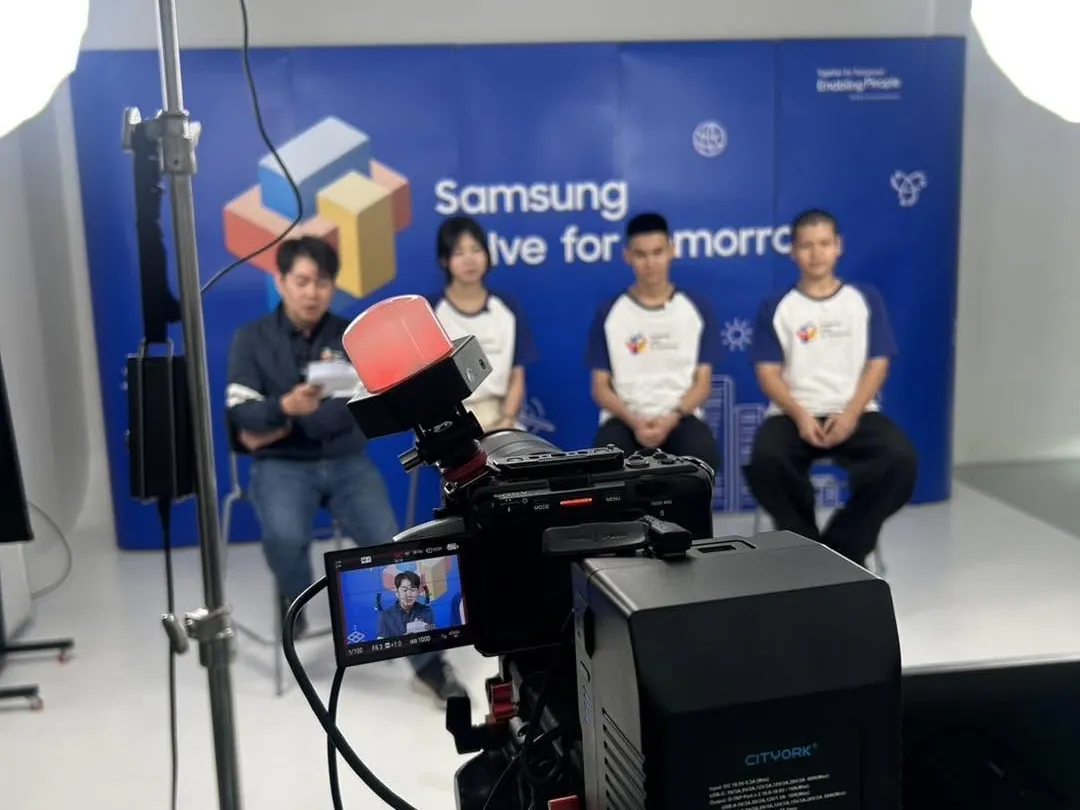 กล้องหลักจับภาพผู้ร่วมรายการหน้าฉาก Samsung Solve for Tomorrow