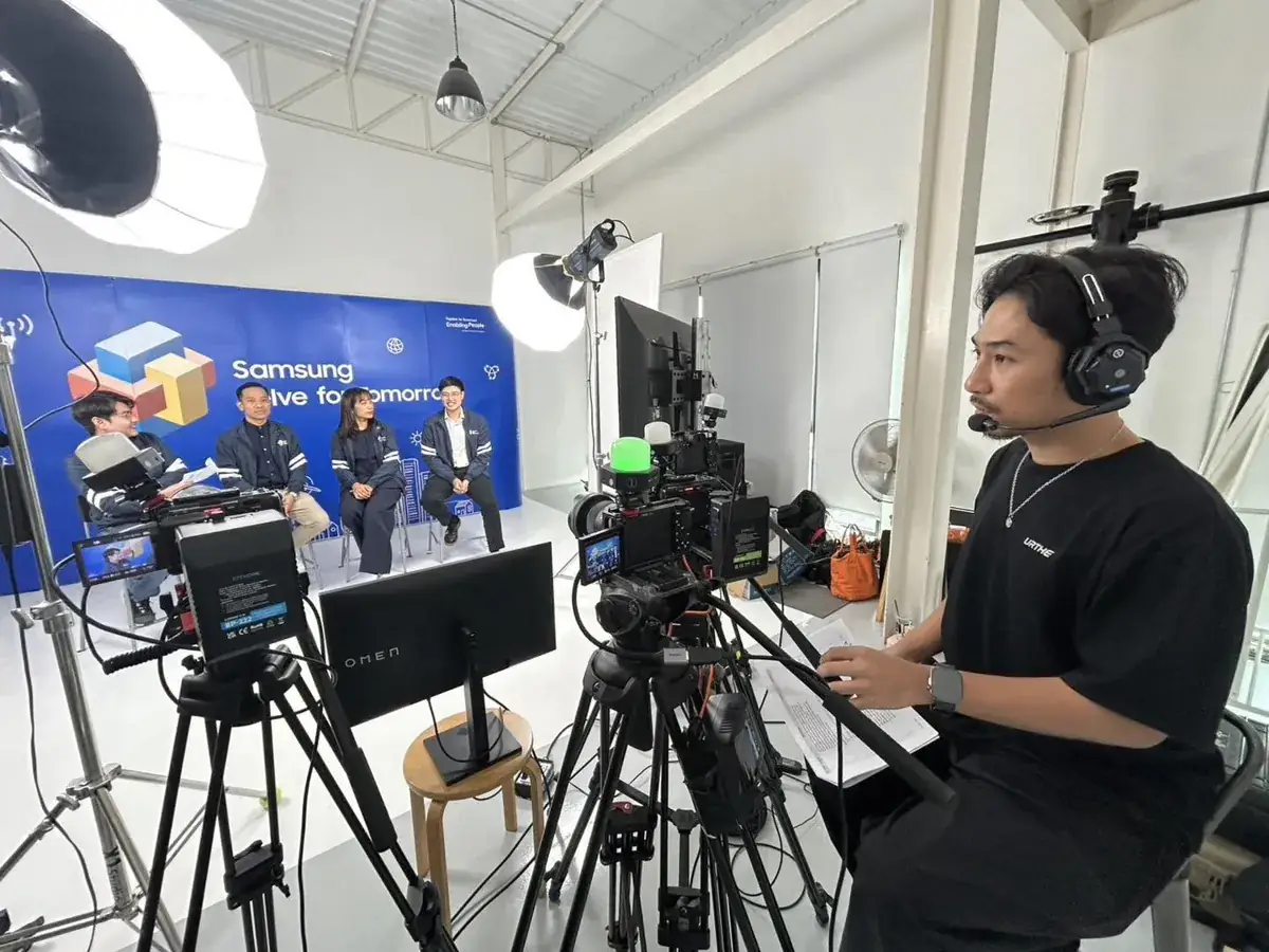 ทีมควบคุมภาพและเสียงระหว่างถ่ายทอดสด Samsung Solve for Tomorrow