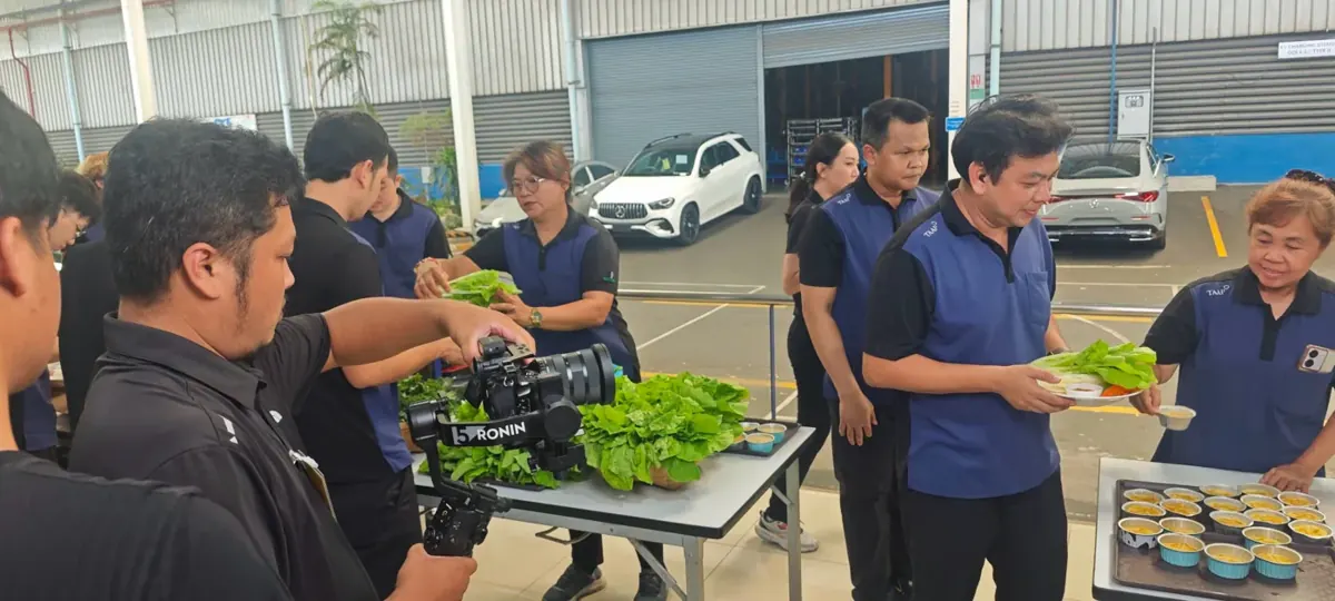 ถ่ายทำสัมภาษณ์และกิจกรรมพนักงานหน้าโรงงานประกอบรถยนต์