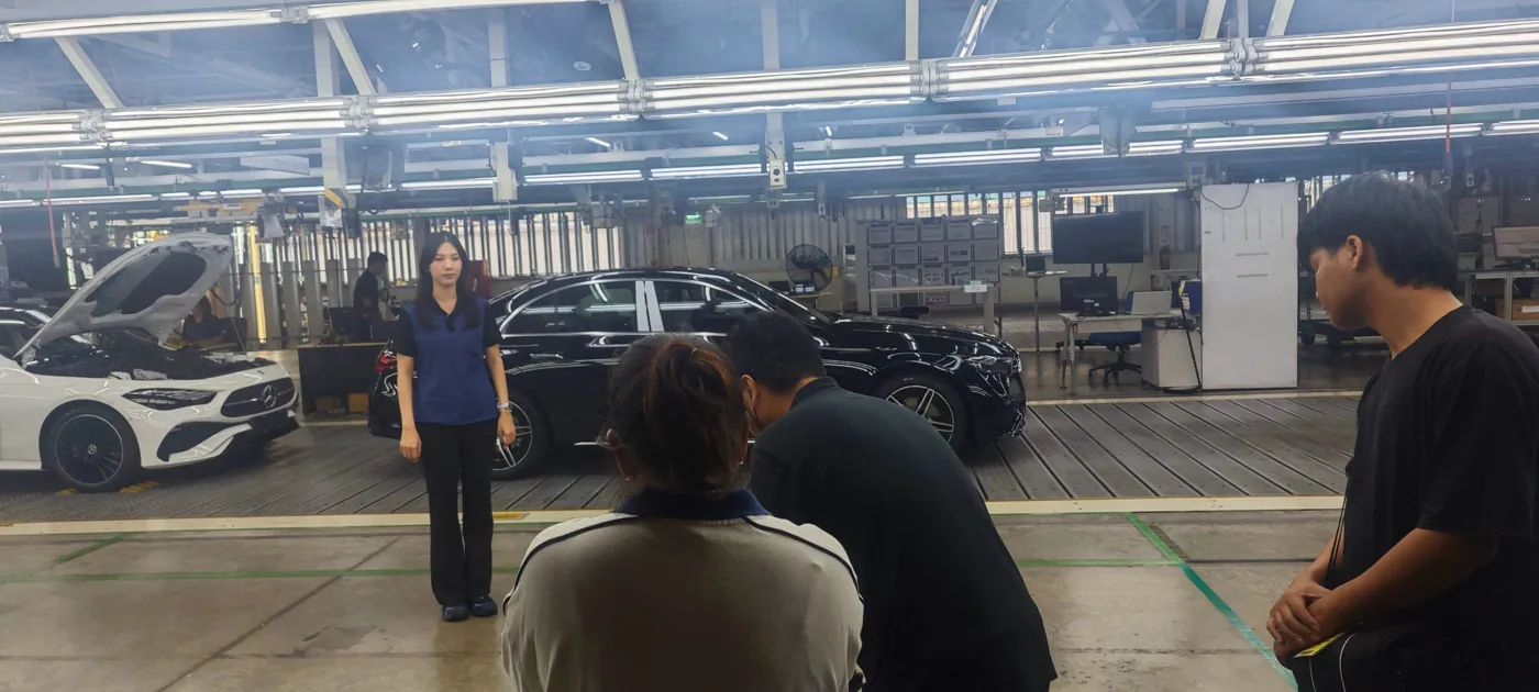 ถ่ายทำผู้บริหารระดับกลางในสายการประกอบรถยนต์ Mercedes-Benz