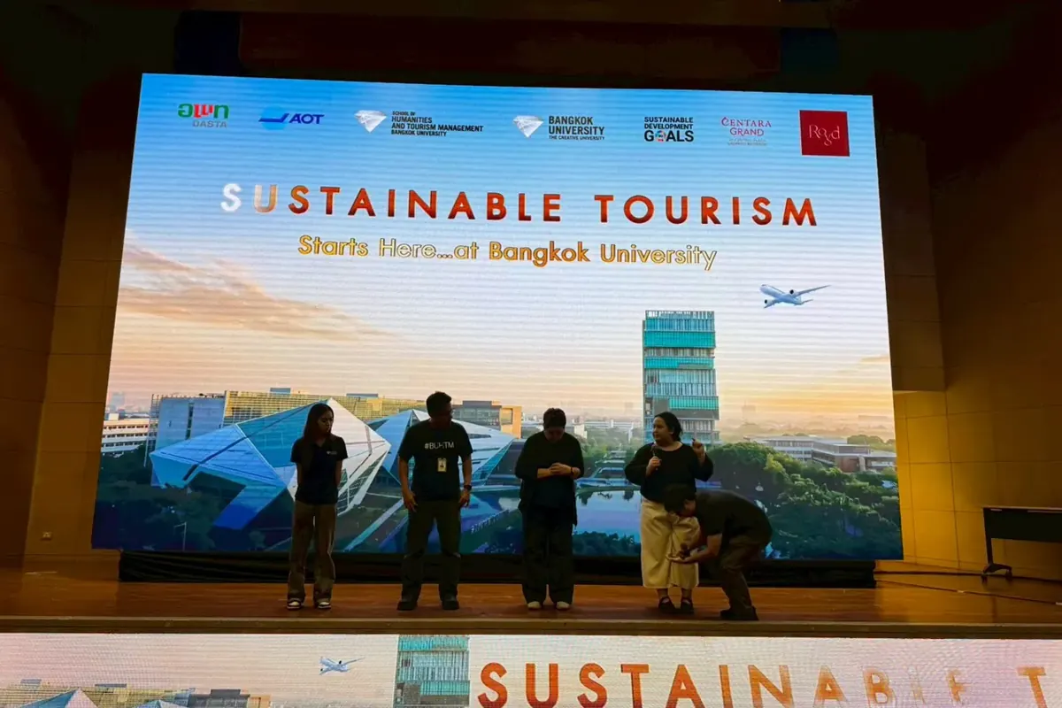 ทีมงาน PubPab บนเวทีงาน Sustainable Tourism ของมหาวิทยาลัยกรุงเทพ หน้าจอ LED ขนาดใหญ่