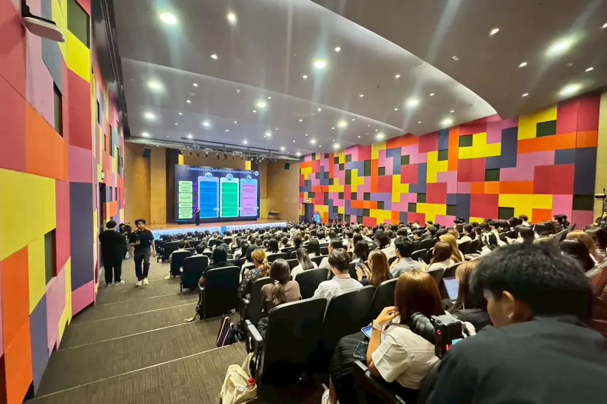 ผู้เข้าร่วมงานเต็มหอประชุมมหาวิทยาลัยกรุงเทพ