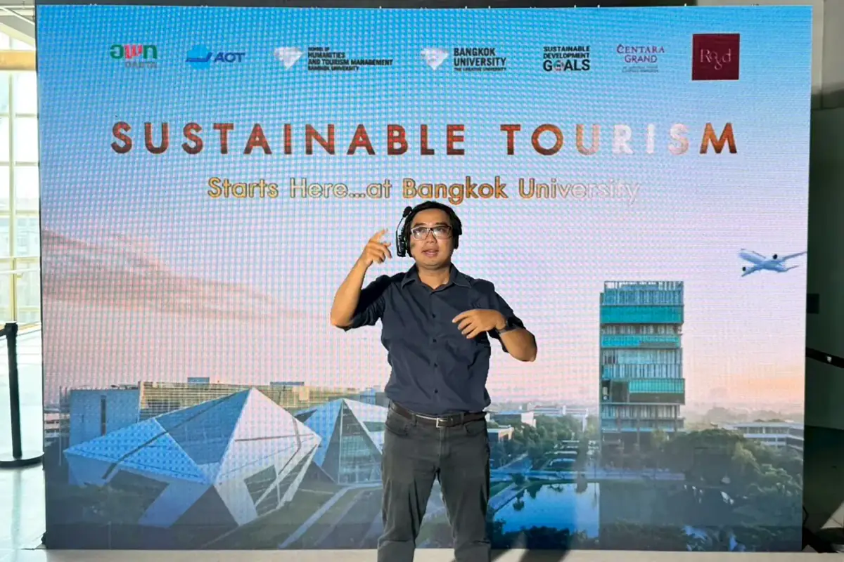 วิทยากรบรรยายหน้าจอ LED ในงาน Sustainable Tourism