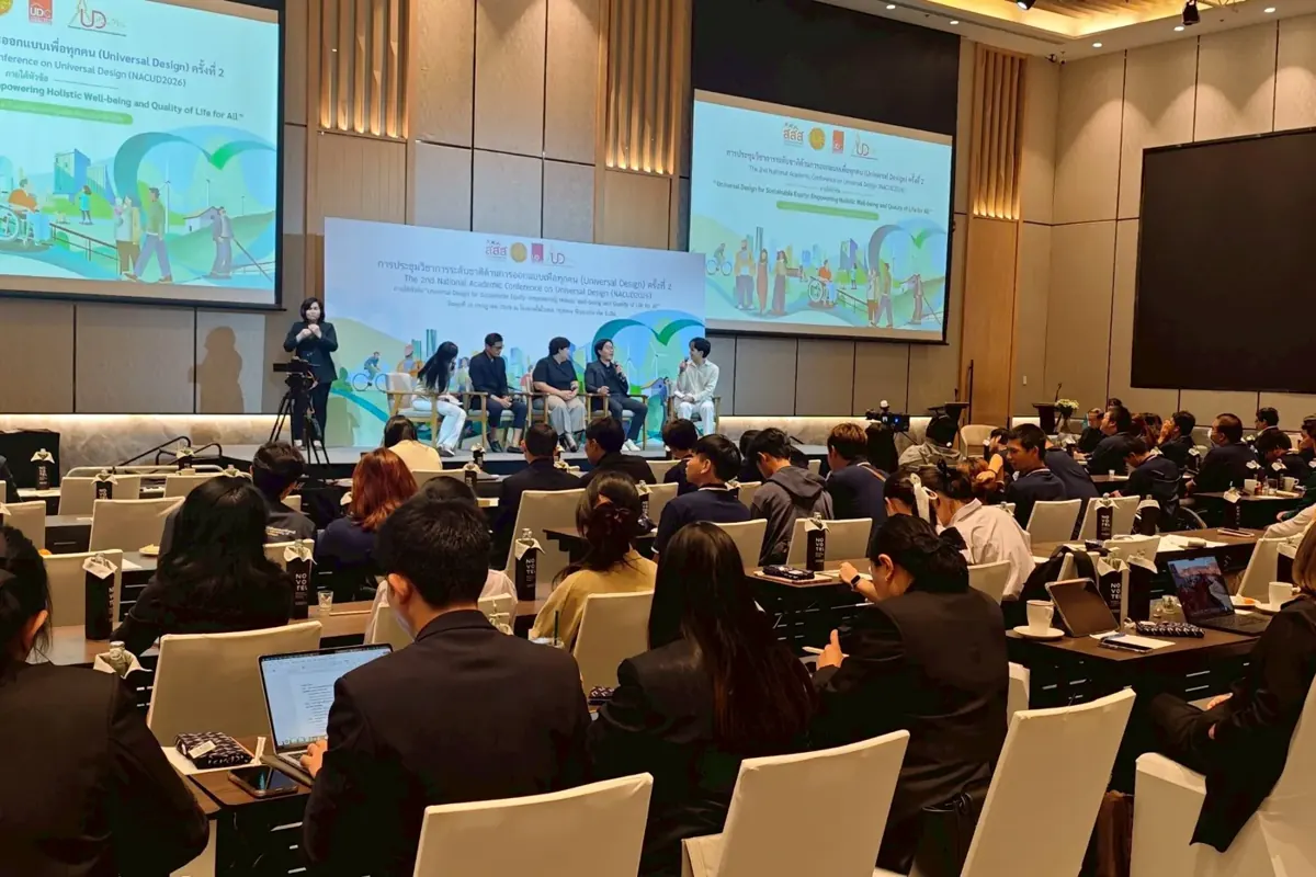 ผู้เข้าร่วมงาน NACUD 2026 พร้อมจอและฉากหลังเวที