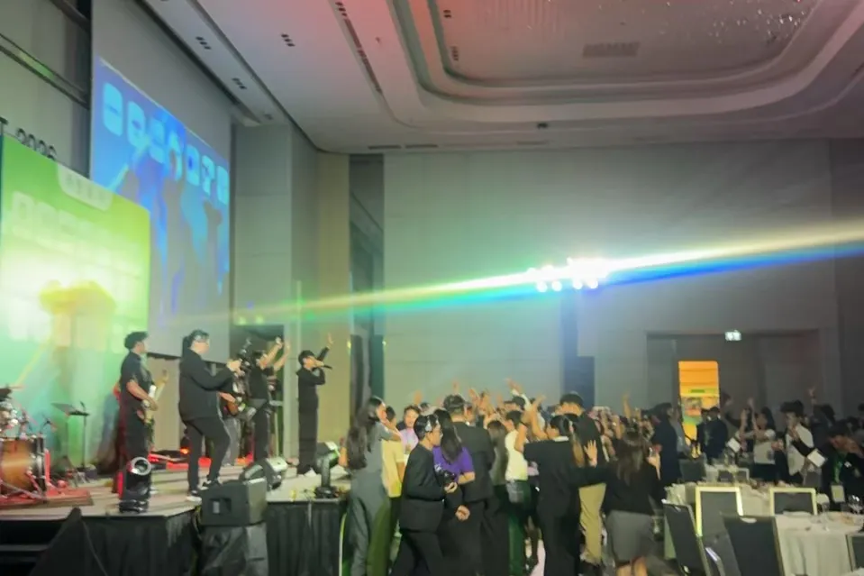 แสงสีบนเวทีช่วงงานเลี้ยงกลางคืน NASCOT 2026