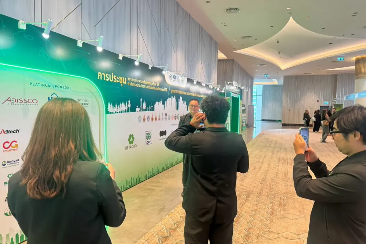 ผู้ร่วมงานถ่ายภาพหน้าฉากหลัง NASCOT 2026