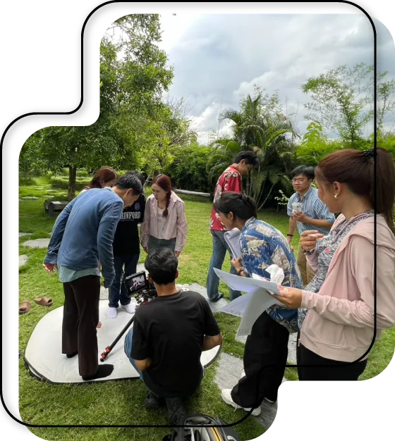 ถ่ายทำกลางแจ้งกับทีมงานและนักแสดง
