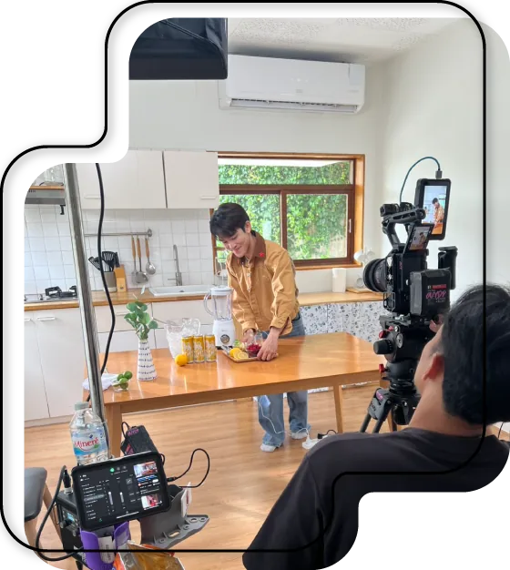 ทีมงานถ่ายทำคอนเทนต์ TikTok ในสตูดิโอ
