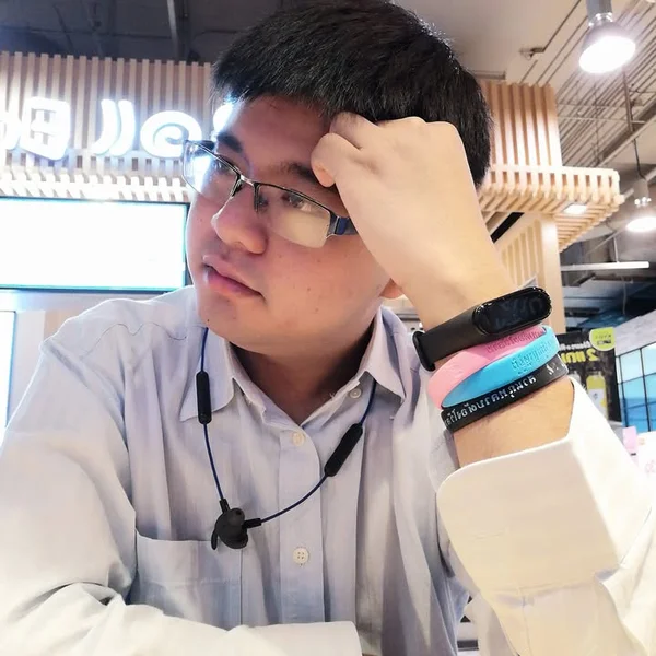 บรรณวัชร บรรเจิดฤทธิ์ (เจมส์) ผู้ช่วยตากล้อง