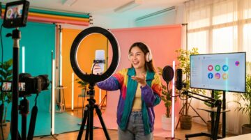 หญิงสาวมีความสุขกับการสร้างวิดีโอ TikTok ในสตูดิโอที่สว่างสดใส